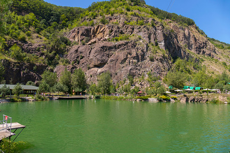 落基山脉和蓝天背景下的深绿湖休闲中心