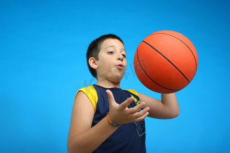 nba吹t摄影照片_打篮球的男孩。