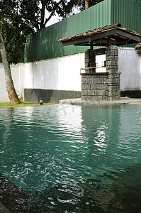 和平的家园摄影照片_带游泳池的美丽家园