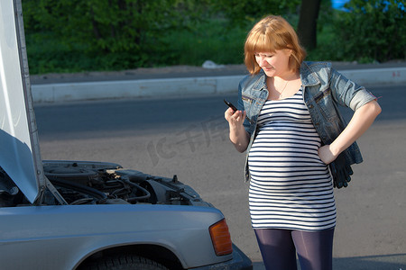 求救摄影照片_孕妇在破车附近求救