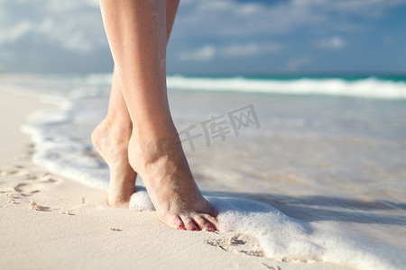 海边女人摄影照片_海边女人腿的特写