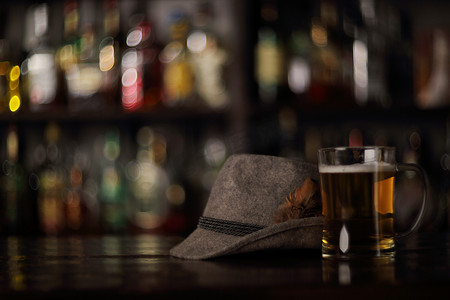 卤味啤酒摄影照片_慕尼黑啤酒节啤酒在酒吧