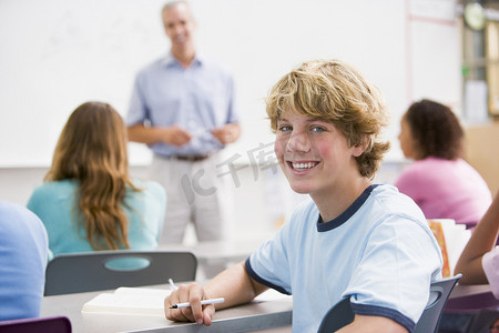 潮男背景摄影照片_男学生和其他学生在课堂上