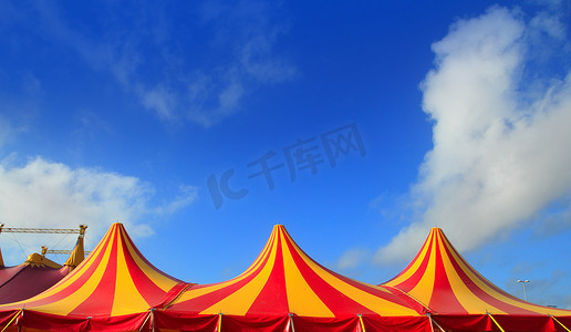 马戏团帐篷红橙黄条纹图案