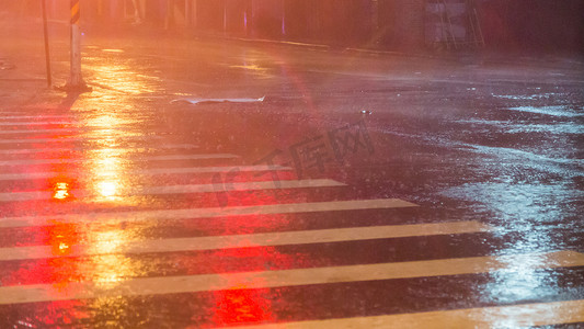 在城市街道上的大雨