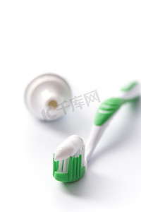 黑茶牙膏摄影照片_牙膏和牙刷