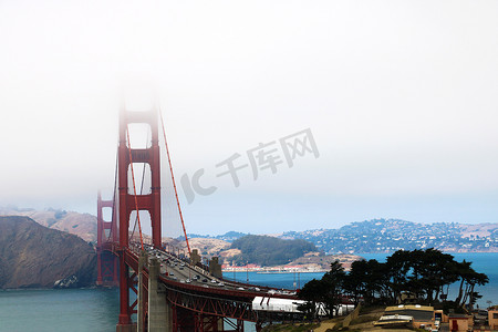 晨雾中的大桥景观