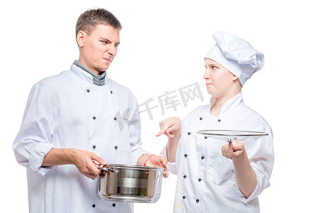 厨师看着一位年轻厨师的一道熟菜，责备