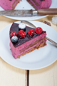 慕斯盘子蛋糕摄影照片_蓝莓和覆盆子蛋糕慕斯甜点