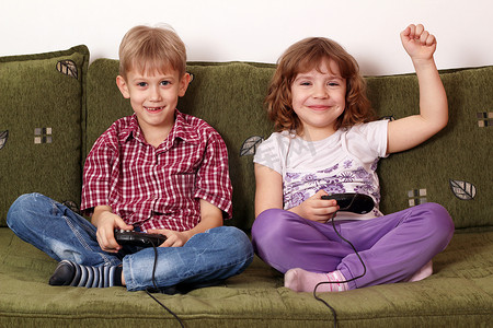 小女孩和男孩玩电子游戏