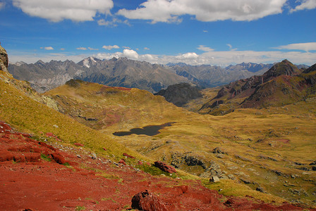 亚特兰蒂斯摄影照片_Anayet 高原和西班牙比利牛斯山脉的壮丽景色