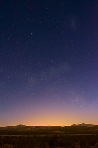 阿根廷门多萨乌斯帕亚塔附近沙漠上空繁星点点。