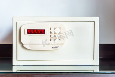 密码锁摄影照片_酒店特写桌上带密码锁的保险箱