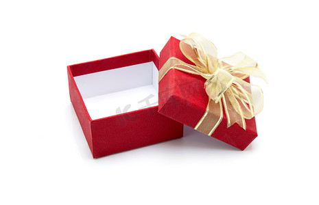 白色礼盒红色丝带摄影照片_红色礼盒和丝带在白色背景中打开，在情人节或圣诞节礼物，生日或周年纪念日礼物，包装豪华，无人，节日和节日概念。