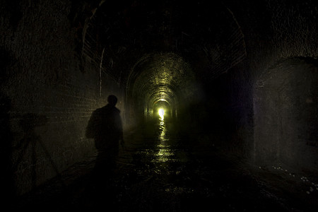 影子人物-废弃铁路隧道的黑暗