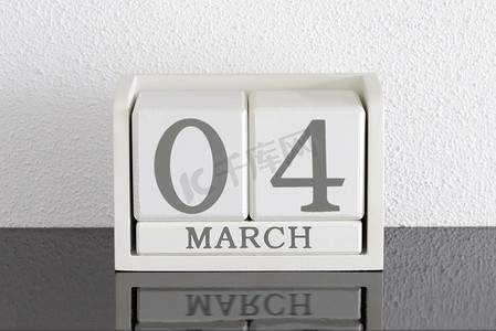 白色块日历当前日期为 4 月和 3 月