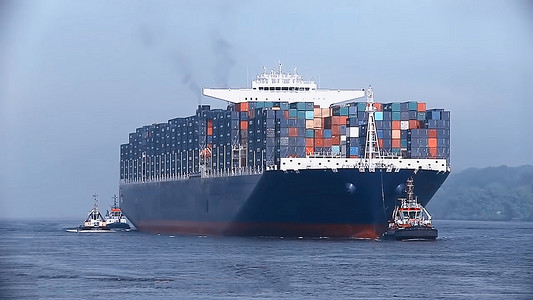 集装箱货船和货机在日出时在造船厂工作起重机桥的物流运输、物流进出口和运输行业背景