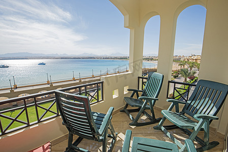 豪华物业摄影照片_带椅子的露台阳台在热带豪华公寓度假村