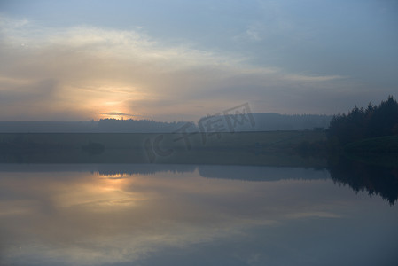 红米尔水库的黄昏日落，朦胧而平静