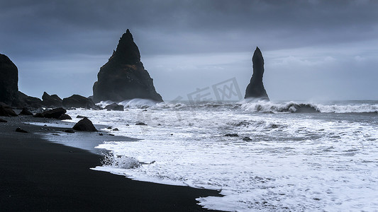 Vik 和玄武岩柱，冰岛黑沙滩。