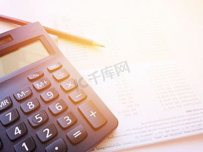 白色背景中的铅笔、计算器和储蓄账户存折或财务报表