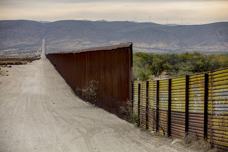 政策墙摄影照片_美国和墨西哥之间的边界墙部分