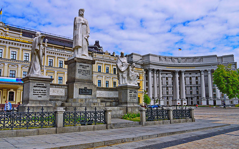 米哈伊洛夫广场上装饰着奥尔加公主的纪念碑、圣使徒安德鲁·佩尔沃兹万尼姆和启蒙者西里尔和美多迪乌斯。