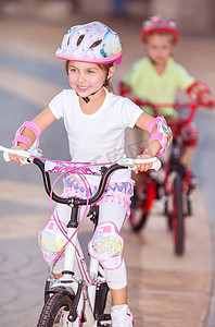 骑男孩摄影照片_骑自行车的快乐儿童