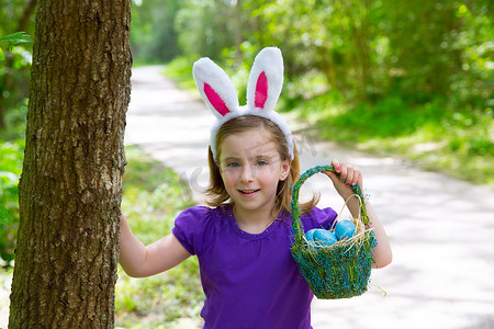 有鸡蛋篮子和滑稽兔耳朵的复活节女孩