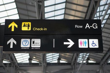国际机场自助登记和厕所板标志