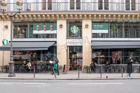 星巴克摄影照片_法国巴黎星巴克店，巴黎“Rue saint Honoré”国际咖啡品牌店立面
