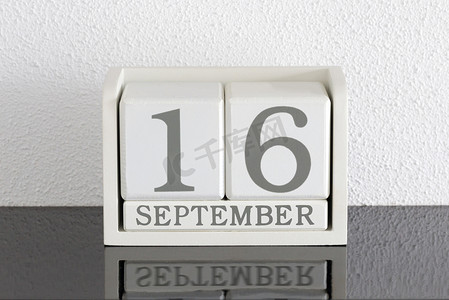 九月日历摄影照片_白色方块日历当前日期为 16 日和 9 月