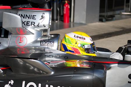 易拉宝宣传摄影照片_迈凯伦 F1 车队，刘易斯·汉密尔顿，2006 年