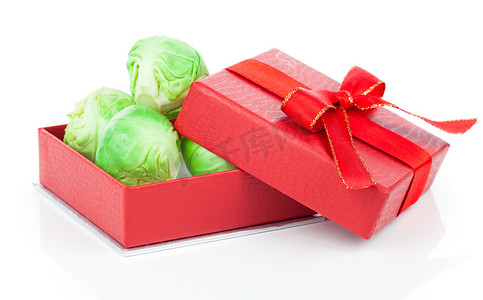 礼盒绿色摄影照片_白色背景中红色礼盒中的绿色抱子甘蓝