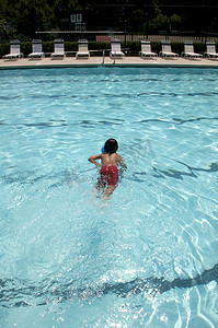 儿童学游泳摄影照片_学游泳的小男孩