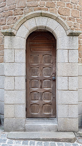 古代门楣摄影照片_法国圣马洛的中世纪古门橡木结构，石框，“voute”门楣