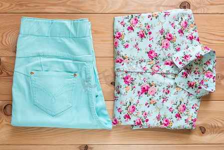 漂亮的花卉印花衬衫和绿松石裤子
