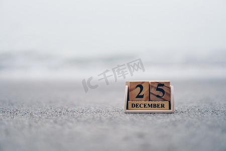 党宣月历摄影照片_木砖块显示 12 月 25 日或圣诞节的日期和月历。