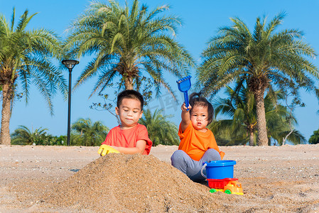 兄妹两个孩子搞笑挖沙子玩玩具
