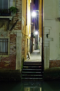 黑暗中的威尼斯小巷