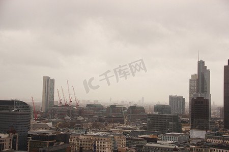 伦敦躲雨摄影照片_黑暗的天空和雨在潮湿的伦敦全景视图