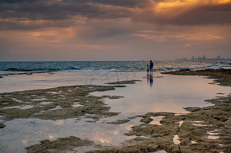 在以色列沿海旅行的多云天气