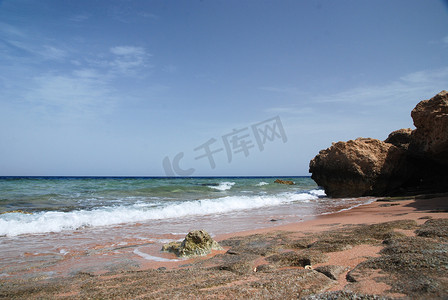 沙滩背景摄影照片_美丽清澈的绿松石海水表面照片，海景沙滩背景上波纹低波，水平图片