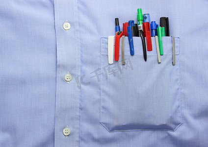 有许多不同的圆珠笔和底部的蓝色衬衣口袋