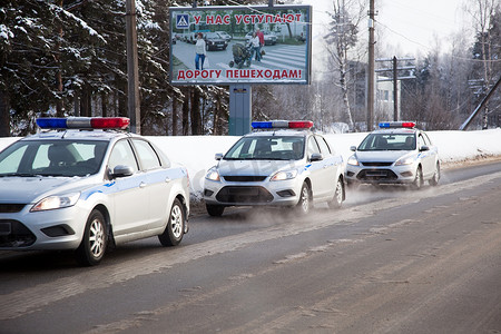 高速公路上的警车。