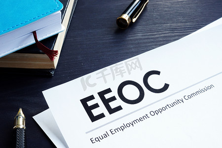 平等就业机会委员会 eeoc 文件和桌子上的笔.