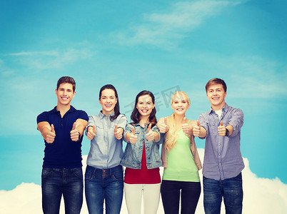 一群微笑的学生竖起大拇指