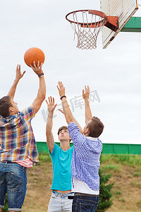打篮球操场摄影照片_一群打篮球的青少年