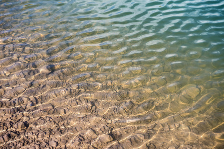 孔明灯透明素材摄影照片_透明纯净的湖水