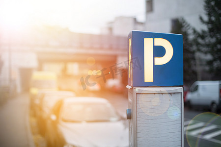 计量摄影照片_市中心停车：停车机、夜景和车。